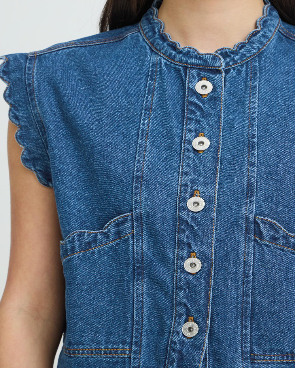 Gilet in denim con spalle decorate