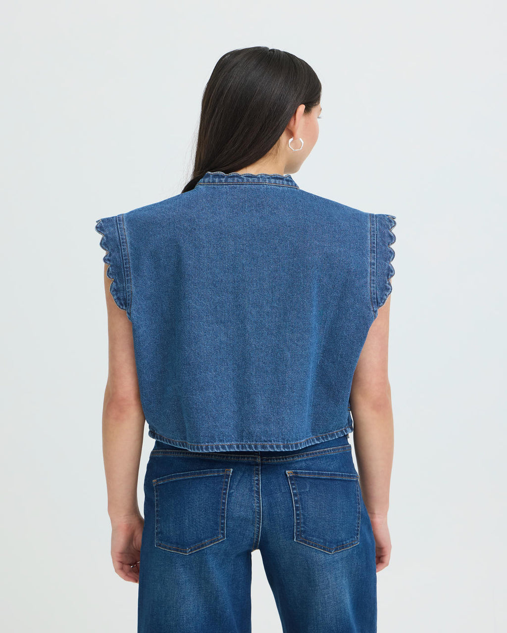 Gilet in denim con spalle decorate