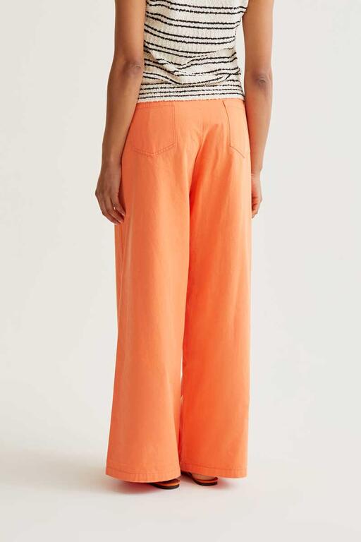 Pantaloni ampi