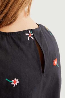 Top con fiori ricamati