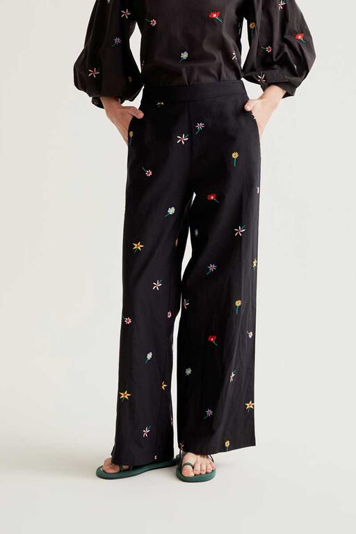 Pantaloni con fiori ricamati