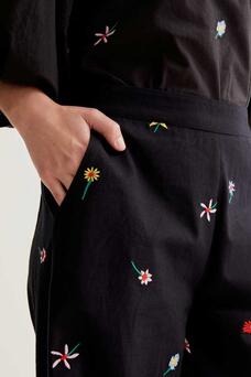 Pantaloni con fiori ricamati