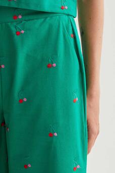 Pantaloni con ciliegie ricamate
