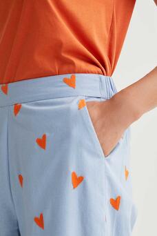 Pantaloni con cuori ricamati