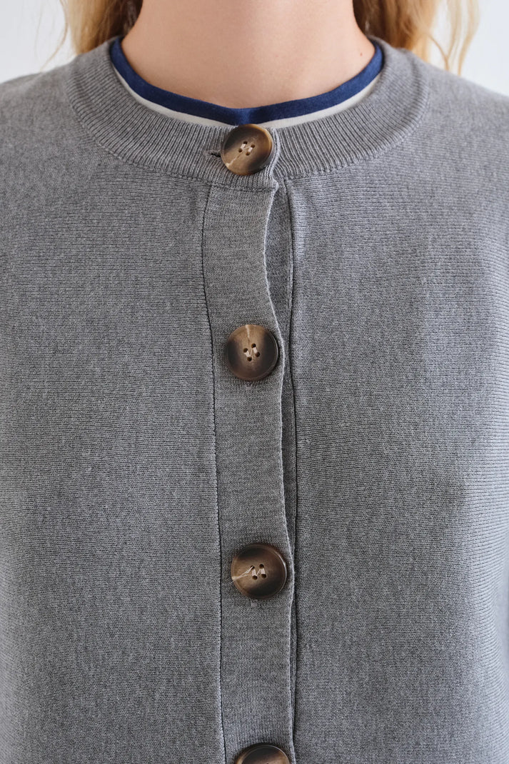 Cardigan cropped con maxi bottoni