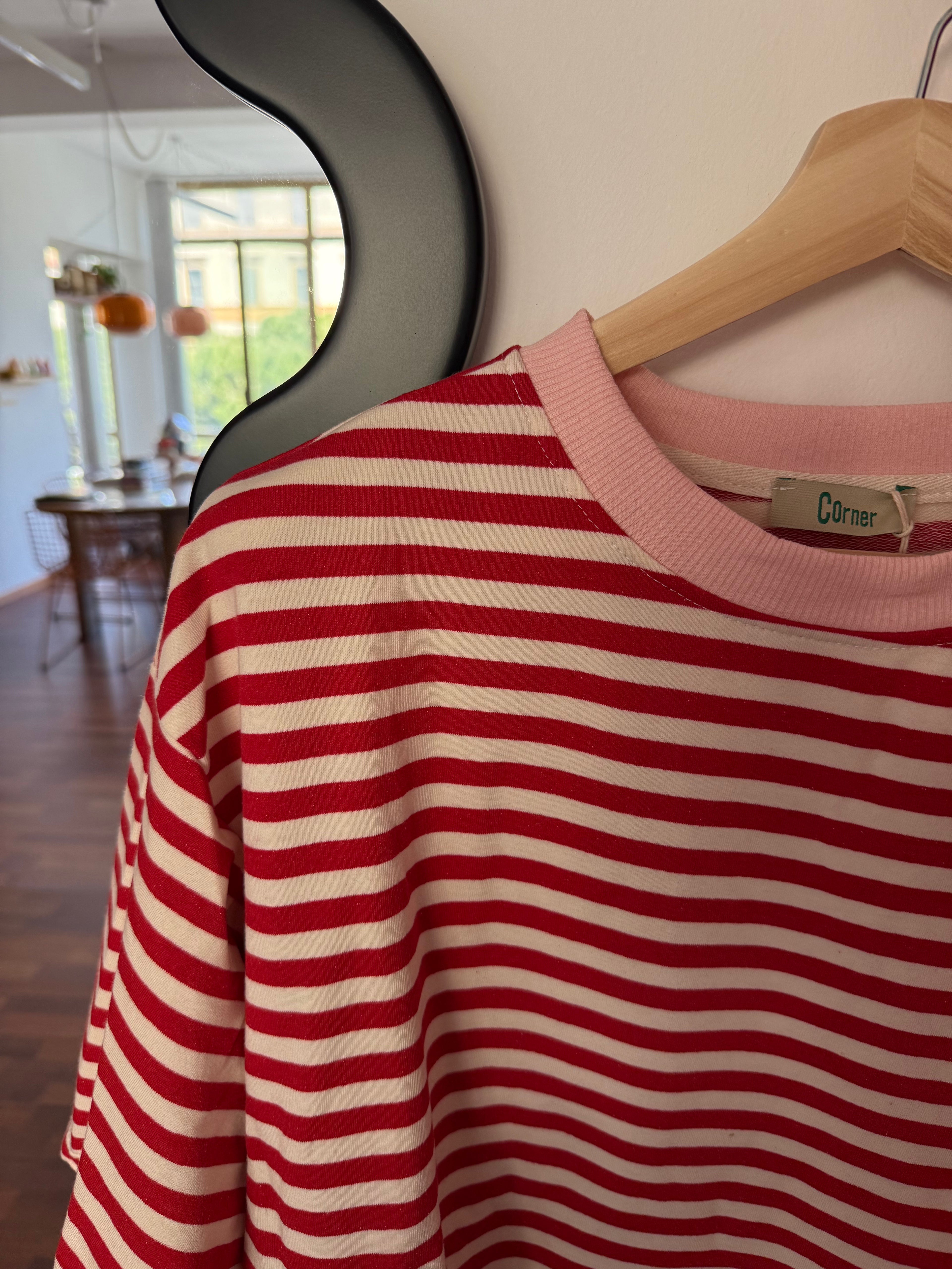 t-shirt over a righe
