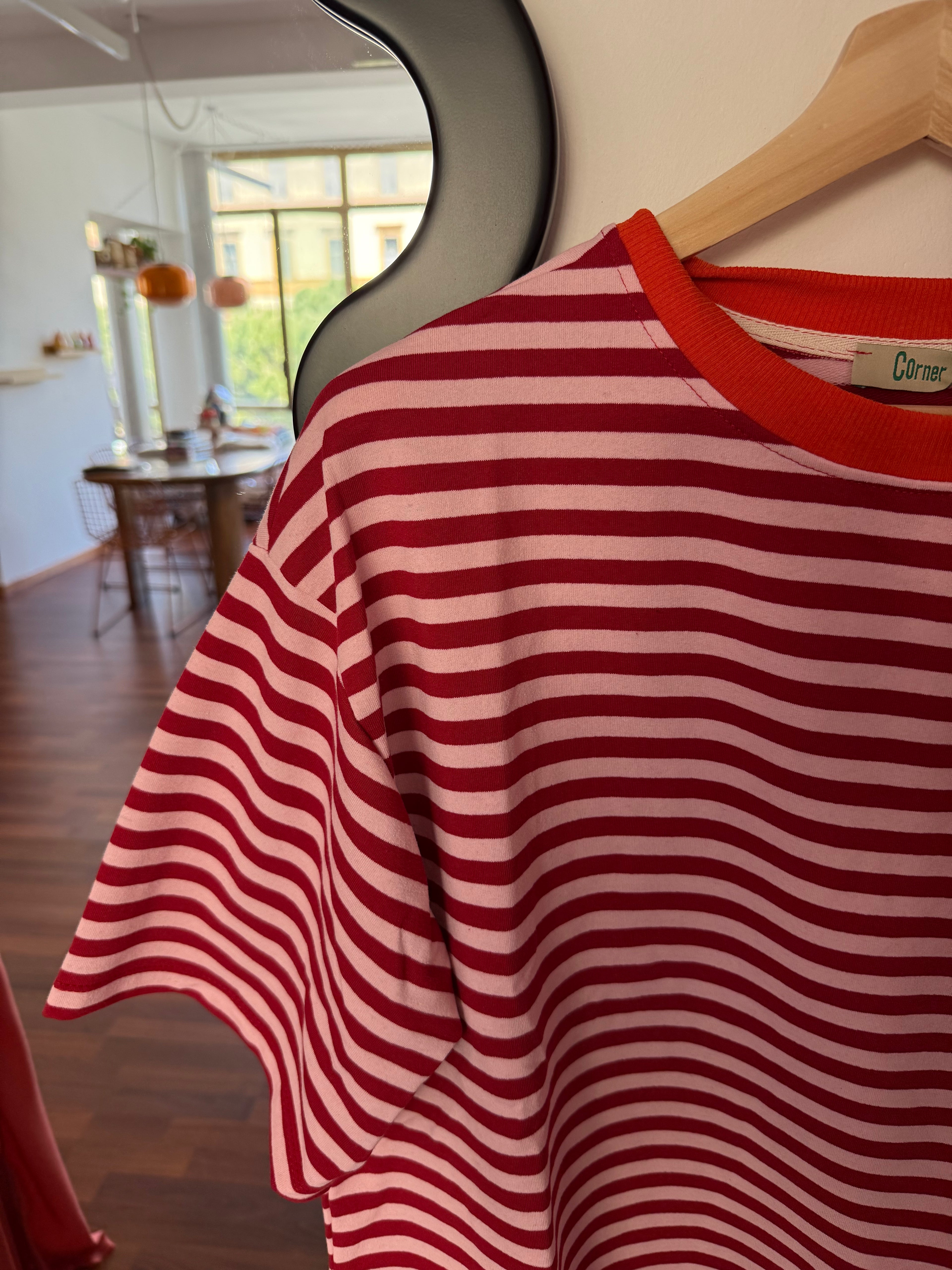 t-shirt over a righe