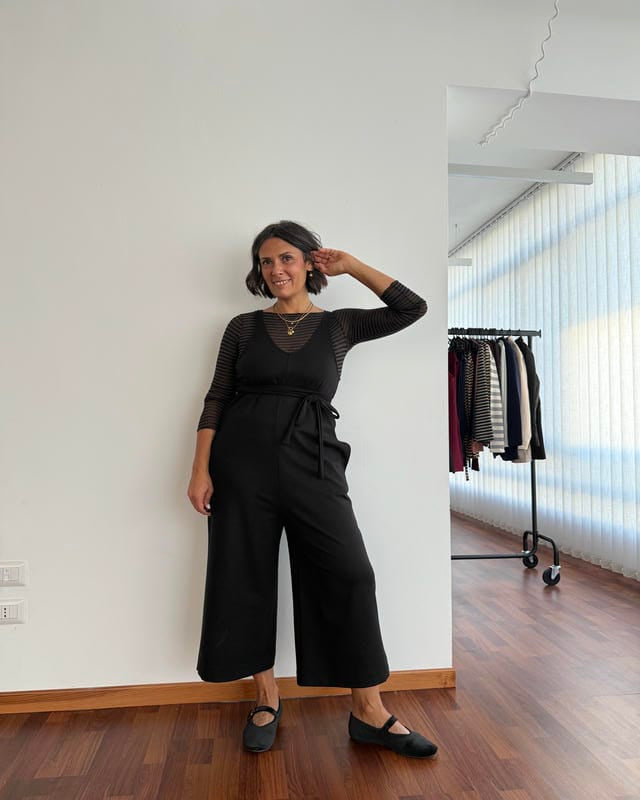 Tuta iconica cropped con tasche