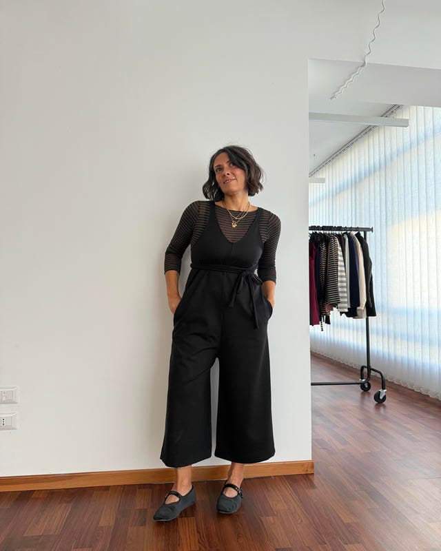 Tuta iconica cropped con tasche