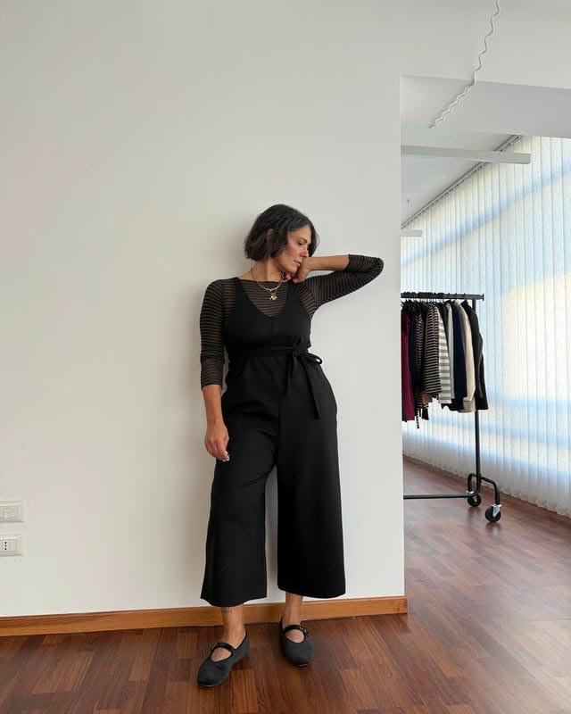 Tuta iconica cropped con tasche