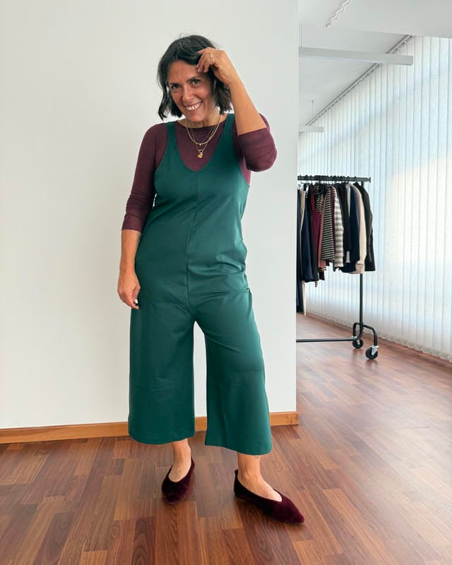 Tuta iconica cropped con tasche