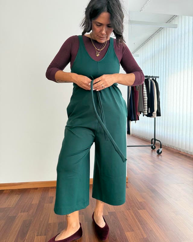 Tuta iconica cropped con tasche