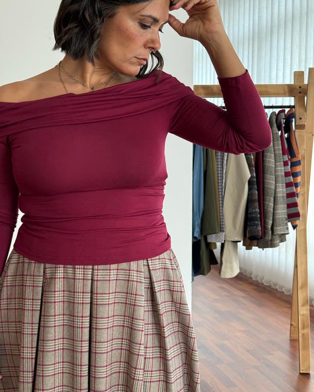 Top con scollo omerale