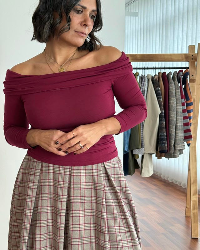 Top con scollo omerale