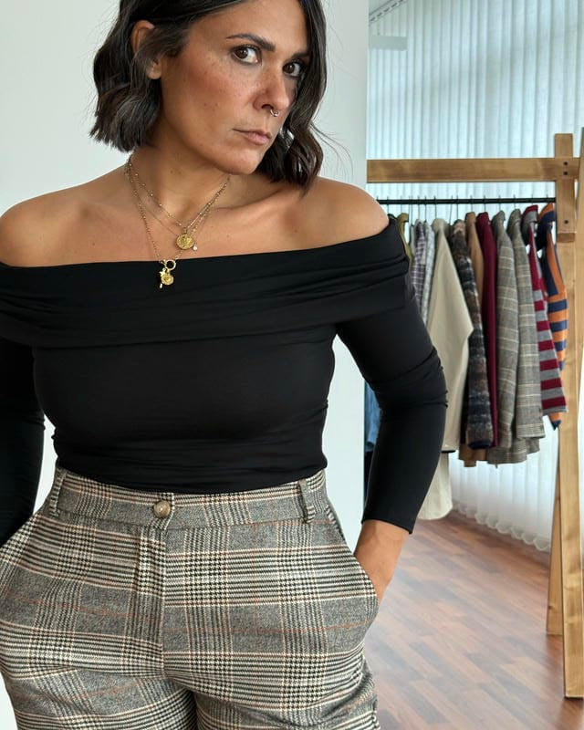 Top con scollo omerale