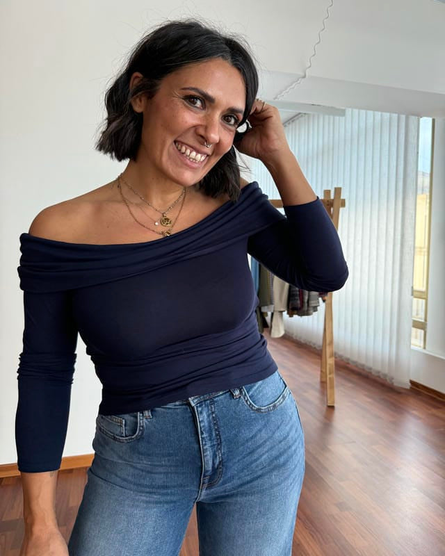 Top con scollo omerale