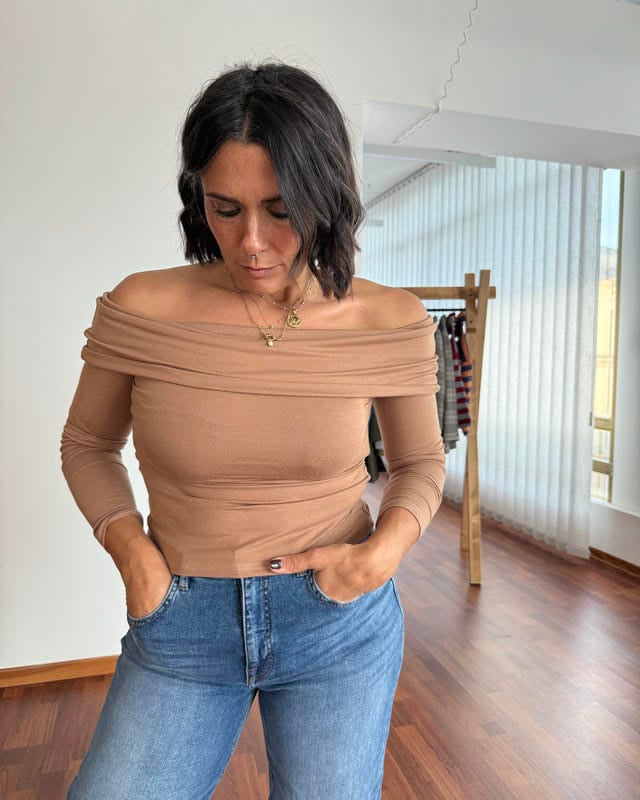 Top con scollo omerale