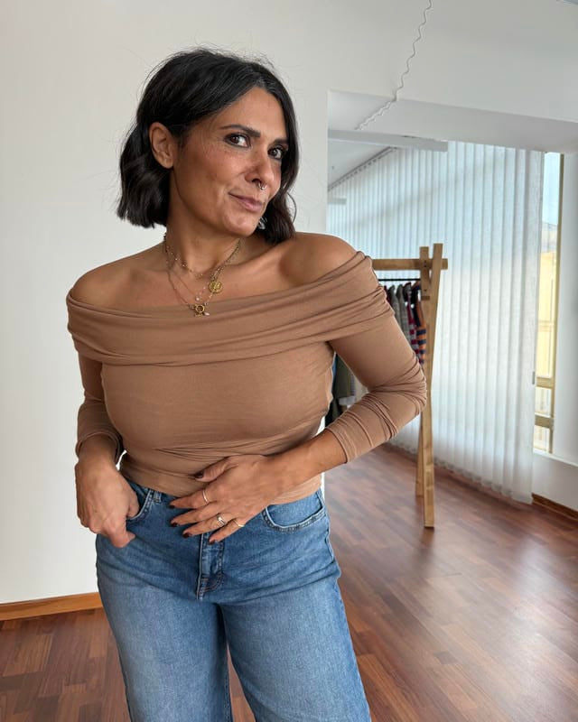 Top con scollo omerale