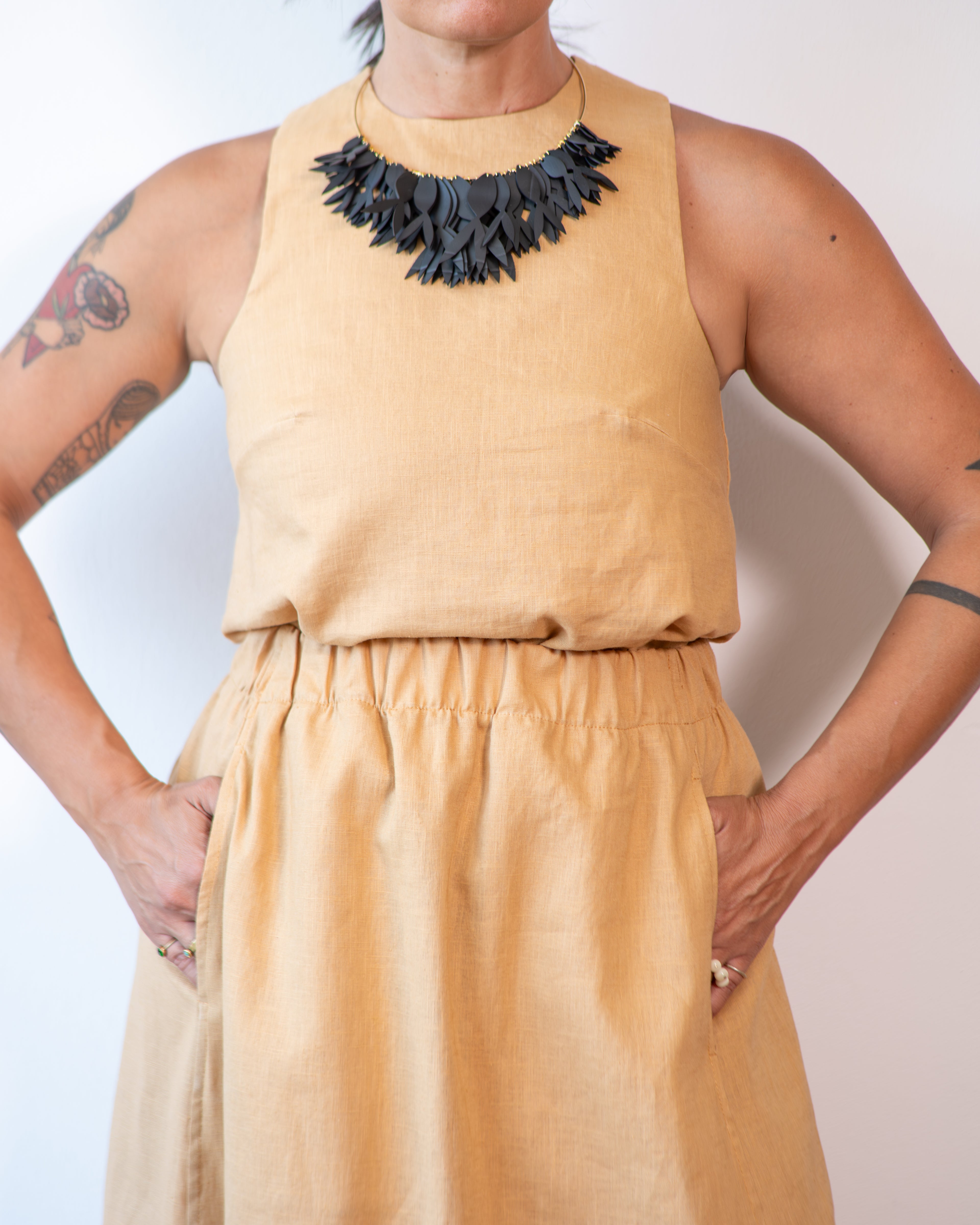 PREORDINE. Top smanicato in lino