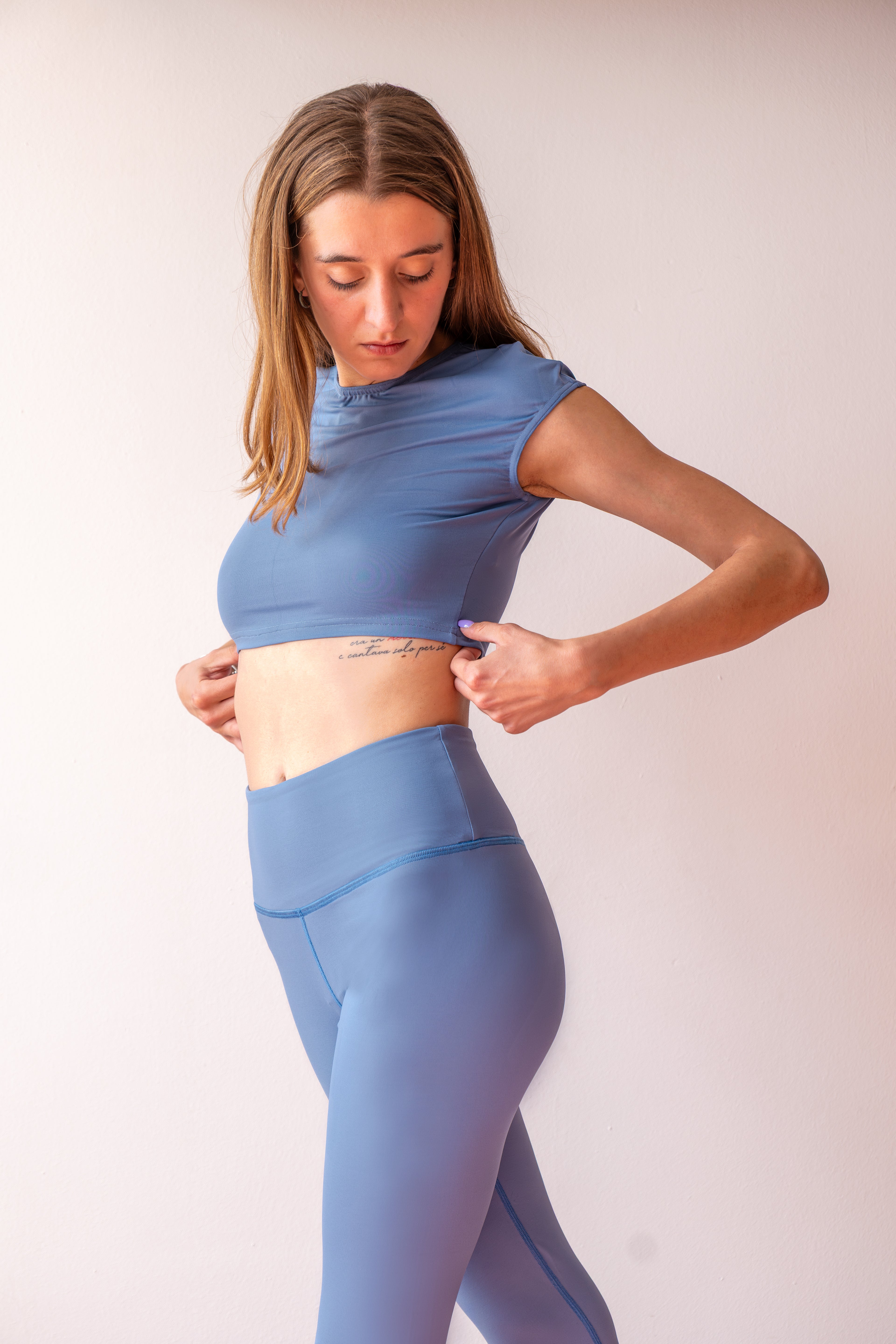 LINEA FITNESS. Top con spalla scesa