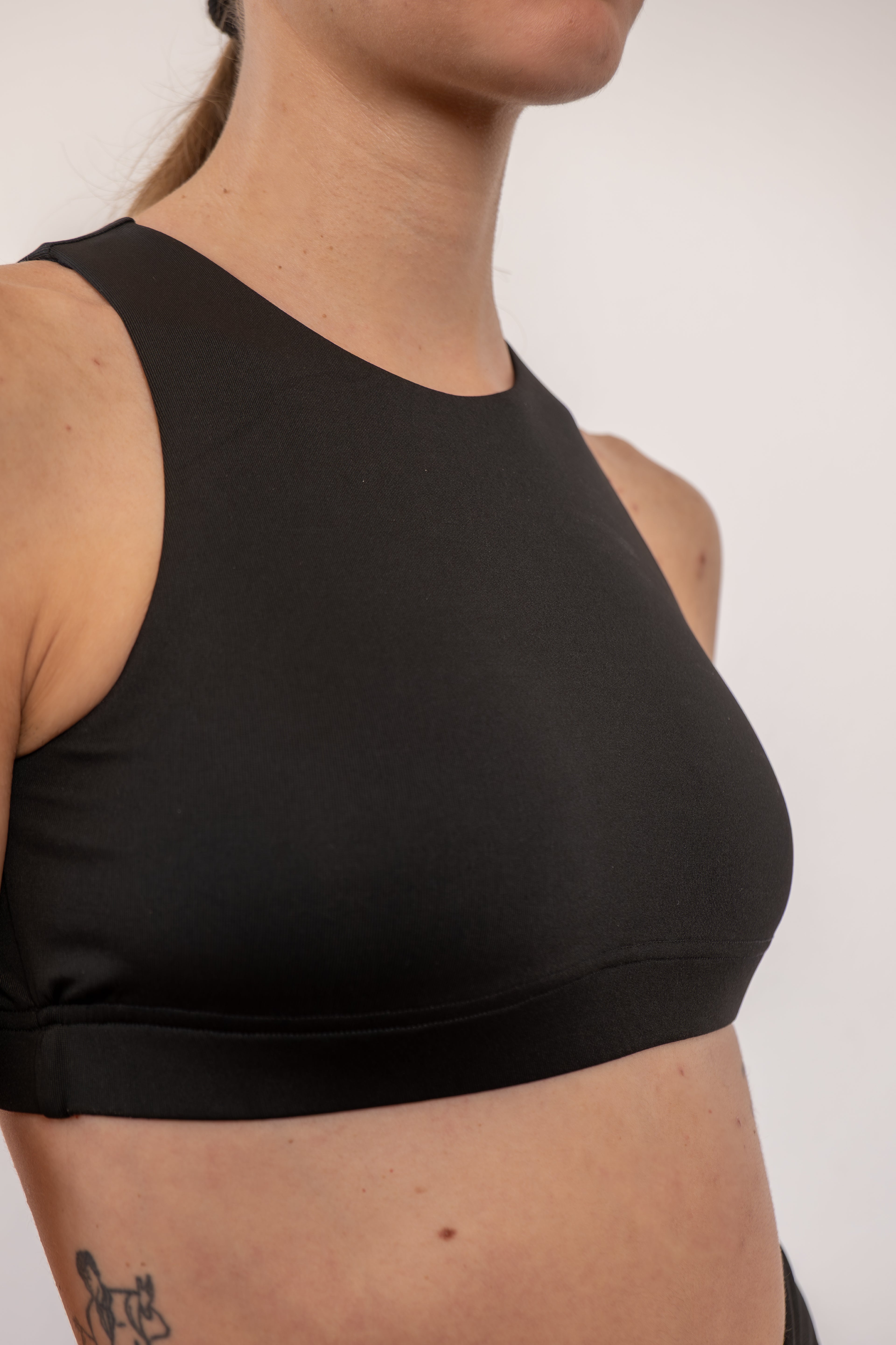 LINEA FITNESS. Top scollo americana